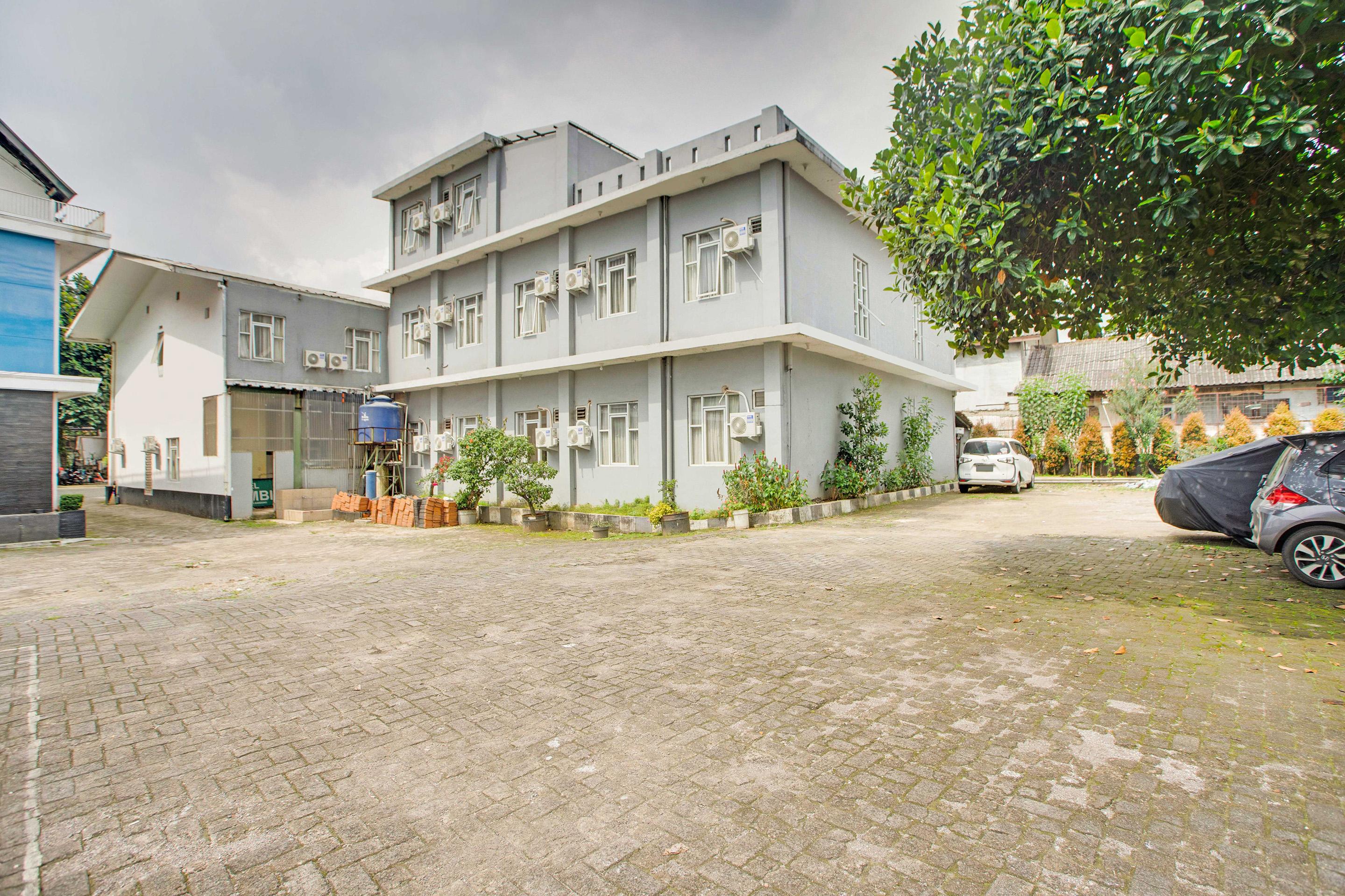 Reddoorz @ Hotel Arimbi Dewi Sartika Baru Бандунг Экстерьер фото